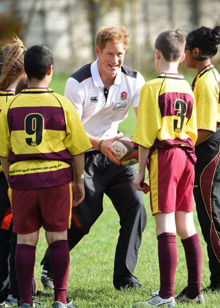 Il principe Harry allenatore di rugby per un pomeriggio (OLYCOM)